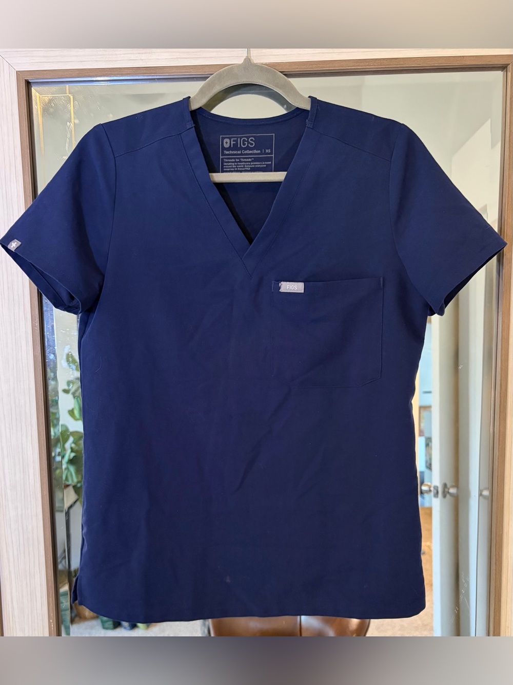 FIGS Technical Collection Navy Blue V-Neck Scrub Top one pocket size XS